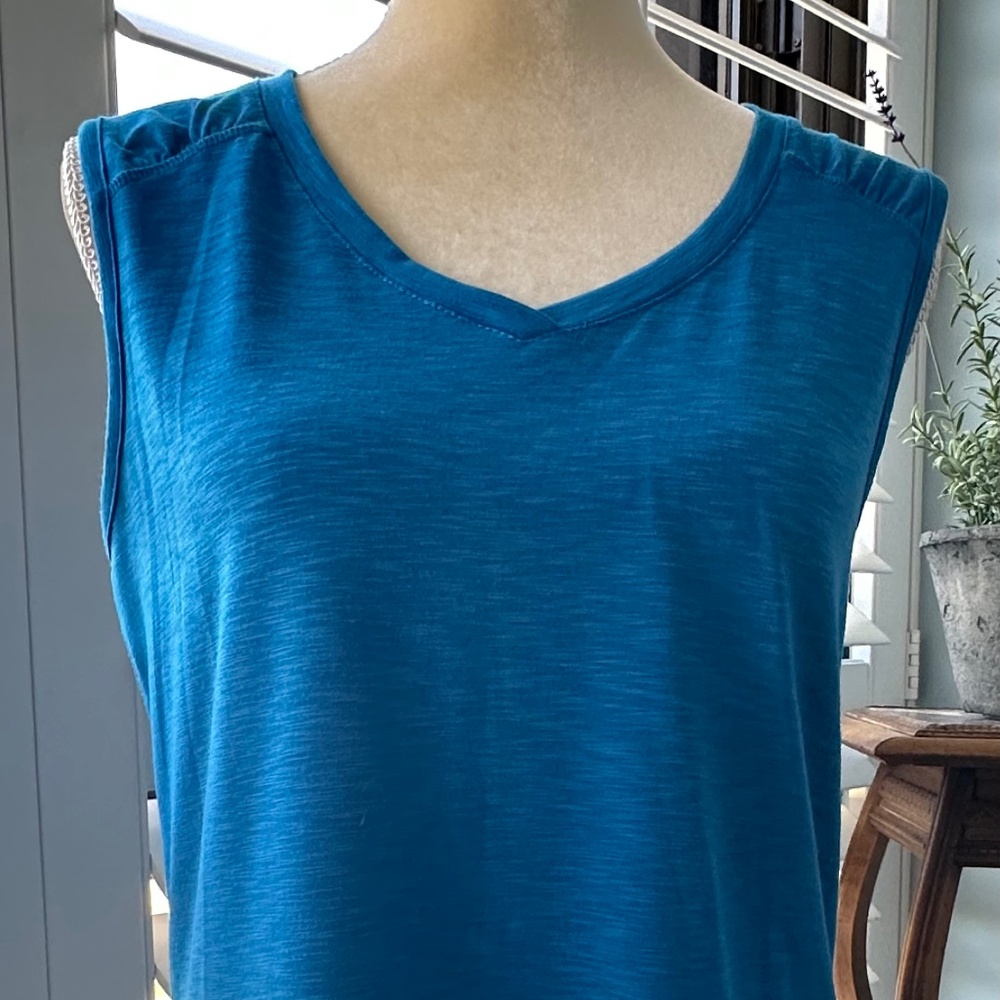 TITLE NINE Matahari Sleeveless V-Neck Size M Blue